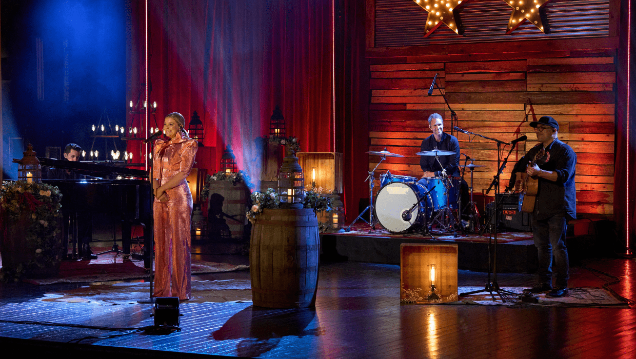 Lauren Alaina performs for 'The Bachelorette' Season 20's first date (ABC)