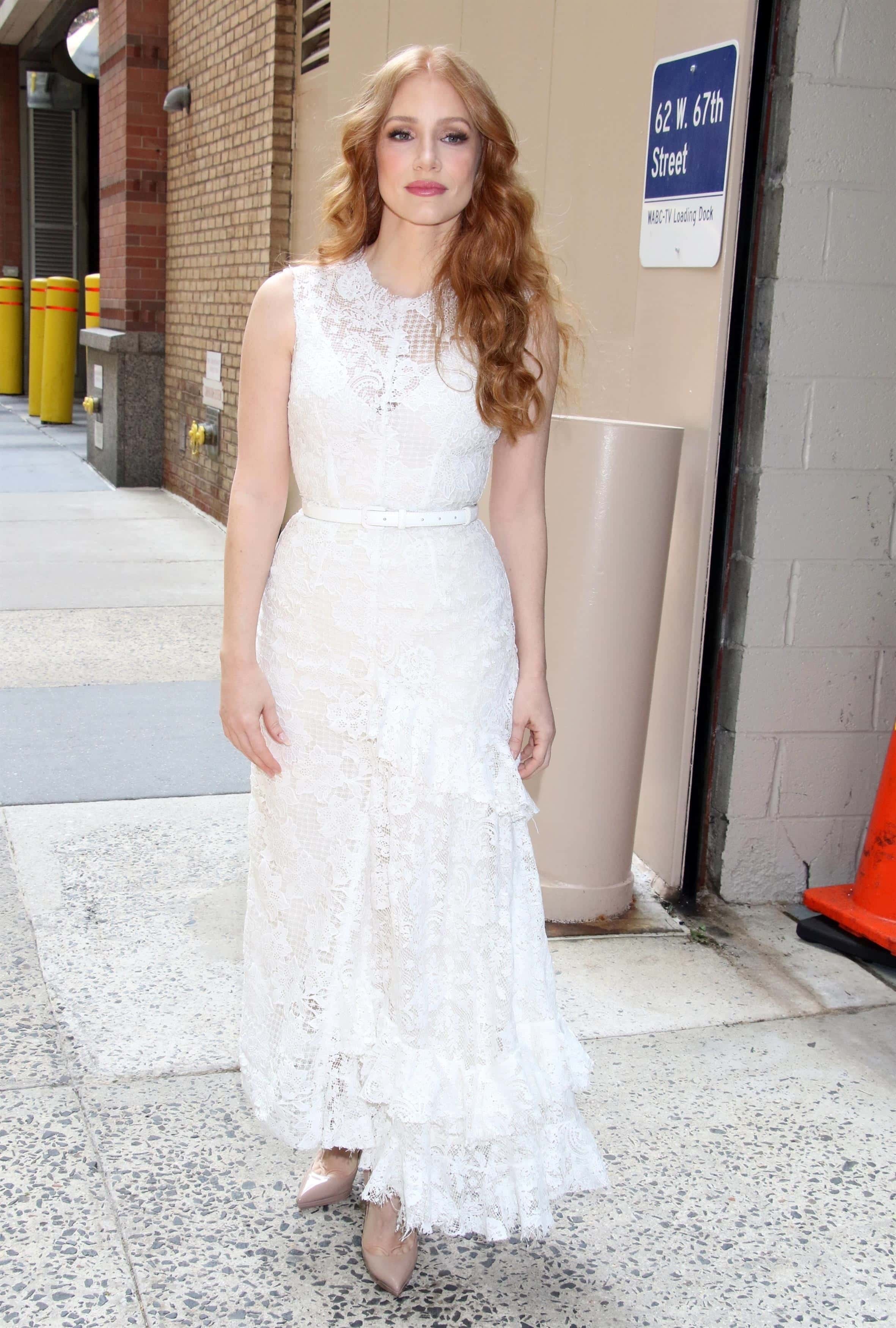 Her reddish locks were parted in the middle, and flowed down naturally past her shoulders in light curls (Backgrid)