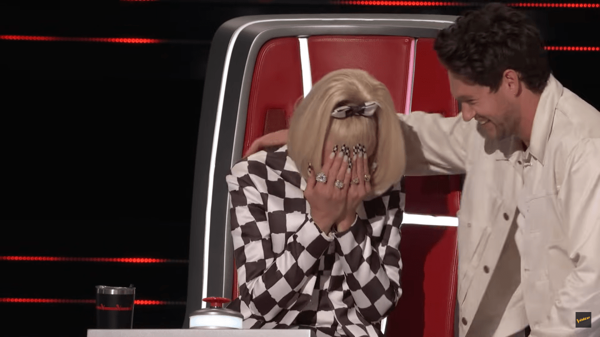Niall Horan consoles 'The Voice' Season 24 coach Gwen Stefani as she cries (NBC)