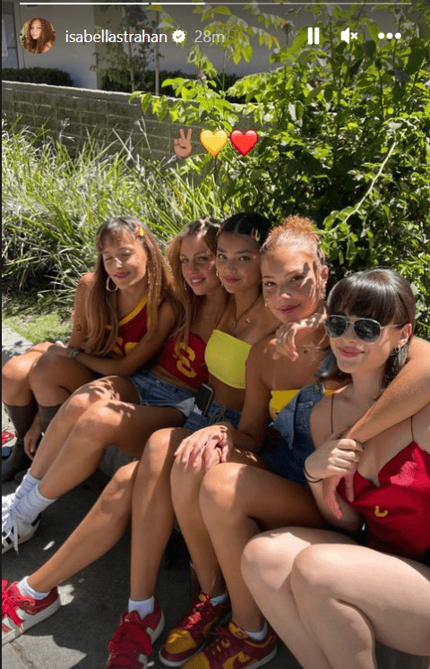 Isabella Strahan with friends at USC (@isabellastrahan/Instagram)