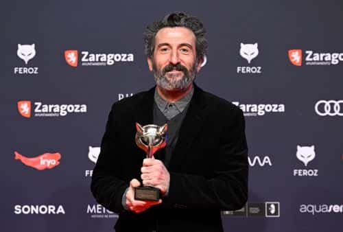 Luis Zahera poses in the Press Room after winning the Best Supporting Actor Award Award during 'Feroz Awards' 2023 at Zaragoza's Auditorium on January 28, 2023 in Zaragoza, Spain.