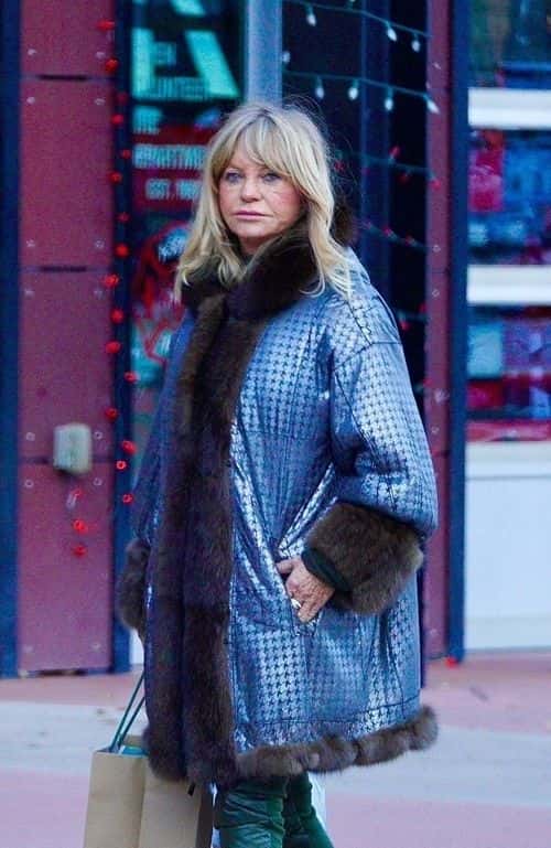 The actress kept her hair and makeup very natural for the outing. (Backgrid)