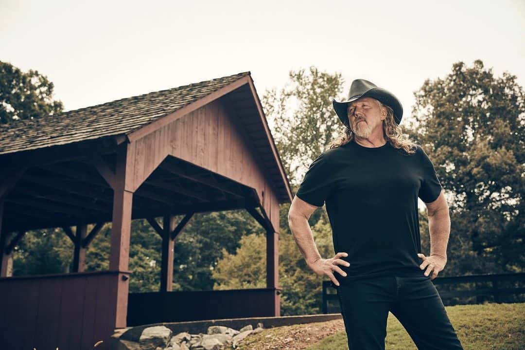 Trace Adkins was once trolled online for his tall height (@traceadkins/Instagram)