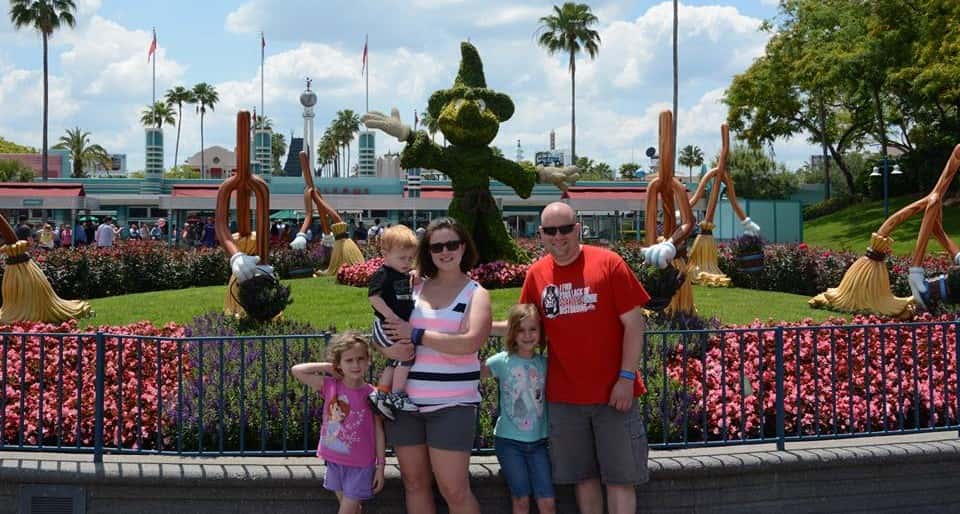 Melissa Dunham, Jason Dunham, and their three children died in a suspected murder-suicide (Melissa Murphy Dunham/Facebook)