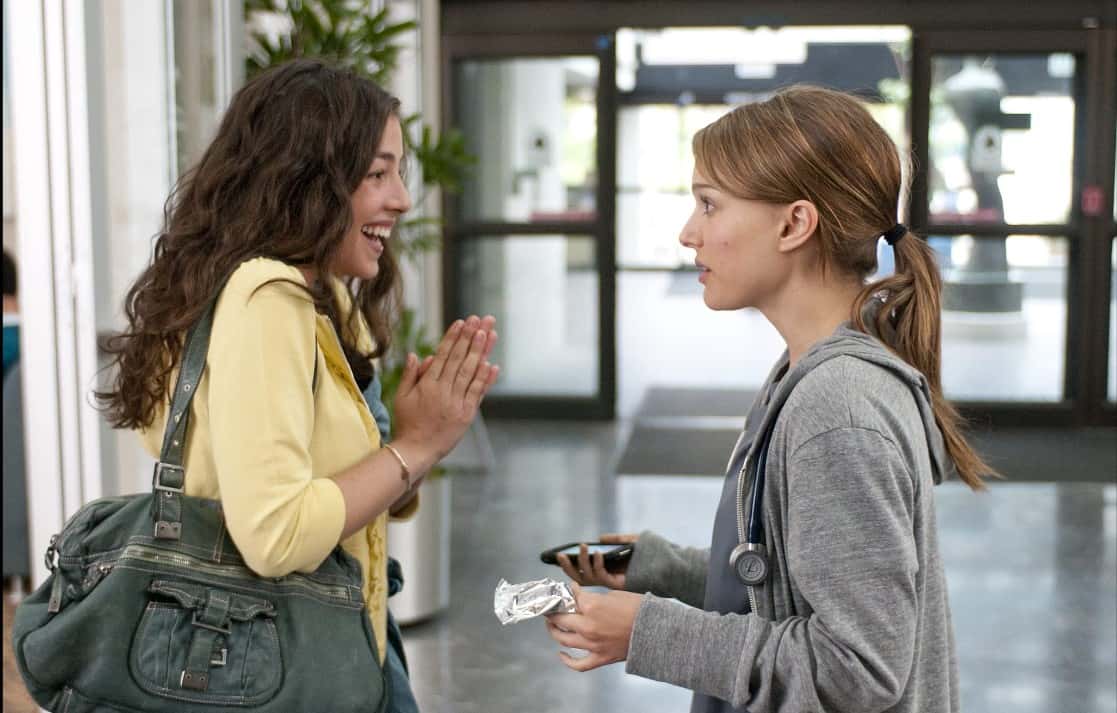 Natalie Portman and Olivia Thirlby in No Strings Attached (IDMb)