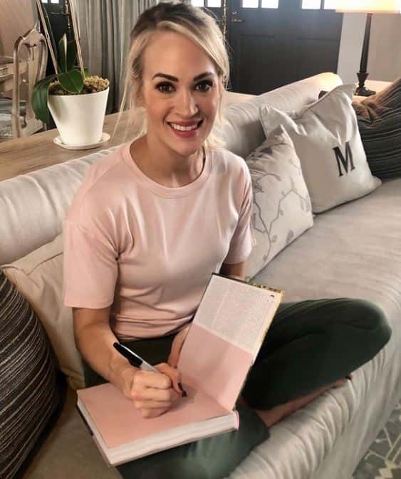 Carrie Underwood signing copies of 'Find Your Path' in 2020 (@carrieUnderwood/Instagram)