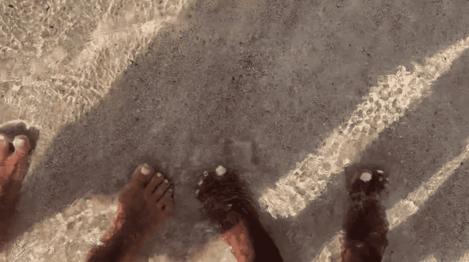 Robin Roberts and Amber Laign dipped their toes in the water during their honeymoon (@robinrobertsgma/Instagram)