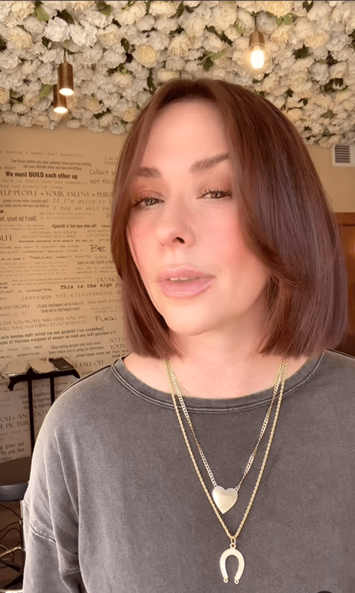 Jennifer Love Hewitt's hair transformation in August 2023 (@nikkilee901/Instagram)