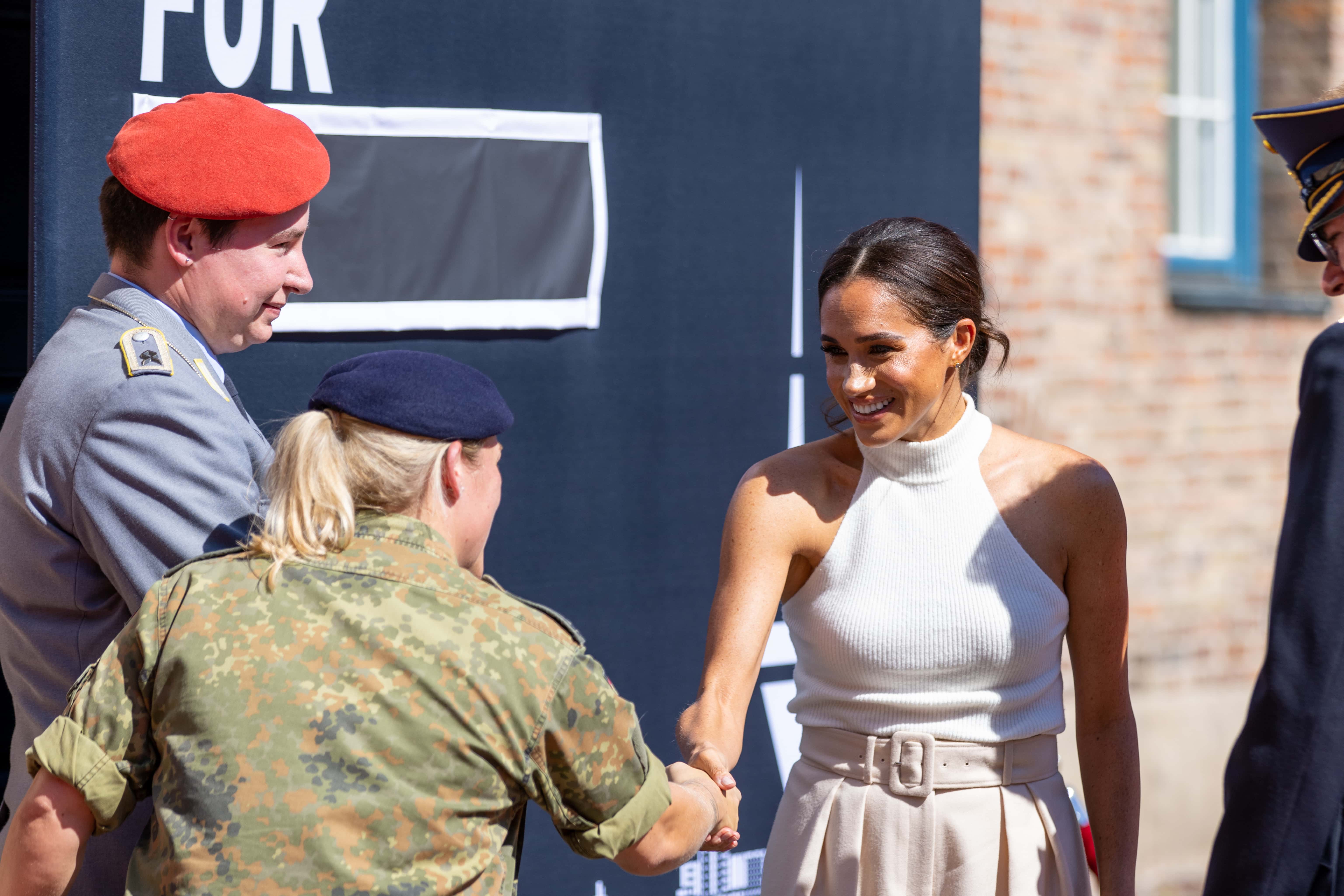 Meghan, Duchess of Sussex arrives at the town hall during the Invictus Games Dusseldorf 2023 - One Year To Go events, on September 06, 2022 in Dusseldorf, Germany. (Photo by Joshua Sammer/Getty Images for Invictus Games Dusseldorf 2023)