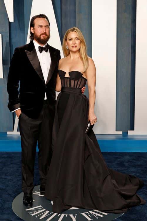 (L-R) Danny Fujikawa and Kate Hudson attend the 2022 Vanity Fair Oscar Party hosted by Radhika Jones at Wallis Annenberg Center for the Performing Arts on March 27, 2022 in Beverly Hills, California.