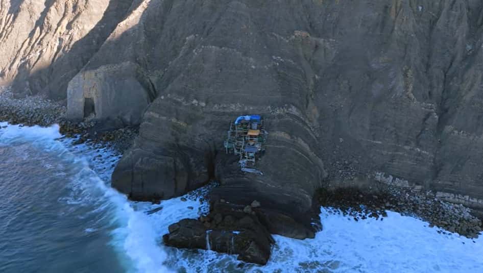 The property at the cliff facing the Pacific Ocean (YouTube/Nick)