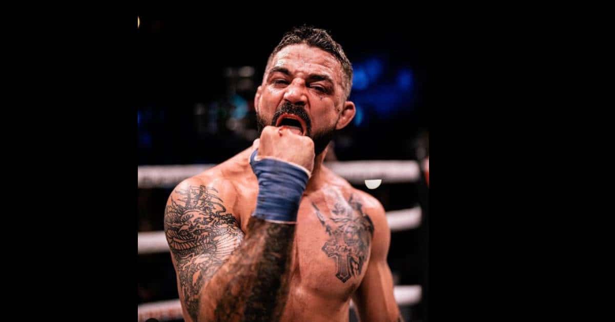 Mike Perry licking his blood from wounded knuckle (platinummikeperry/ Instagram)