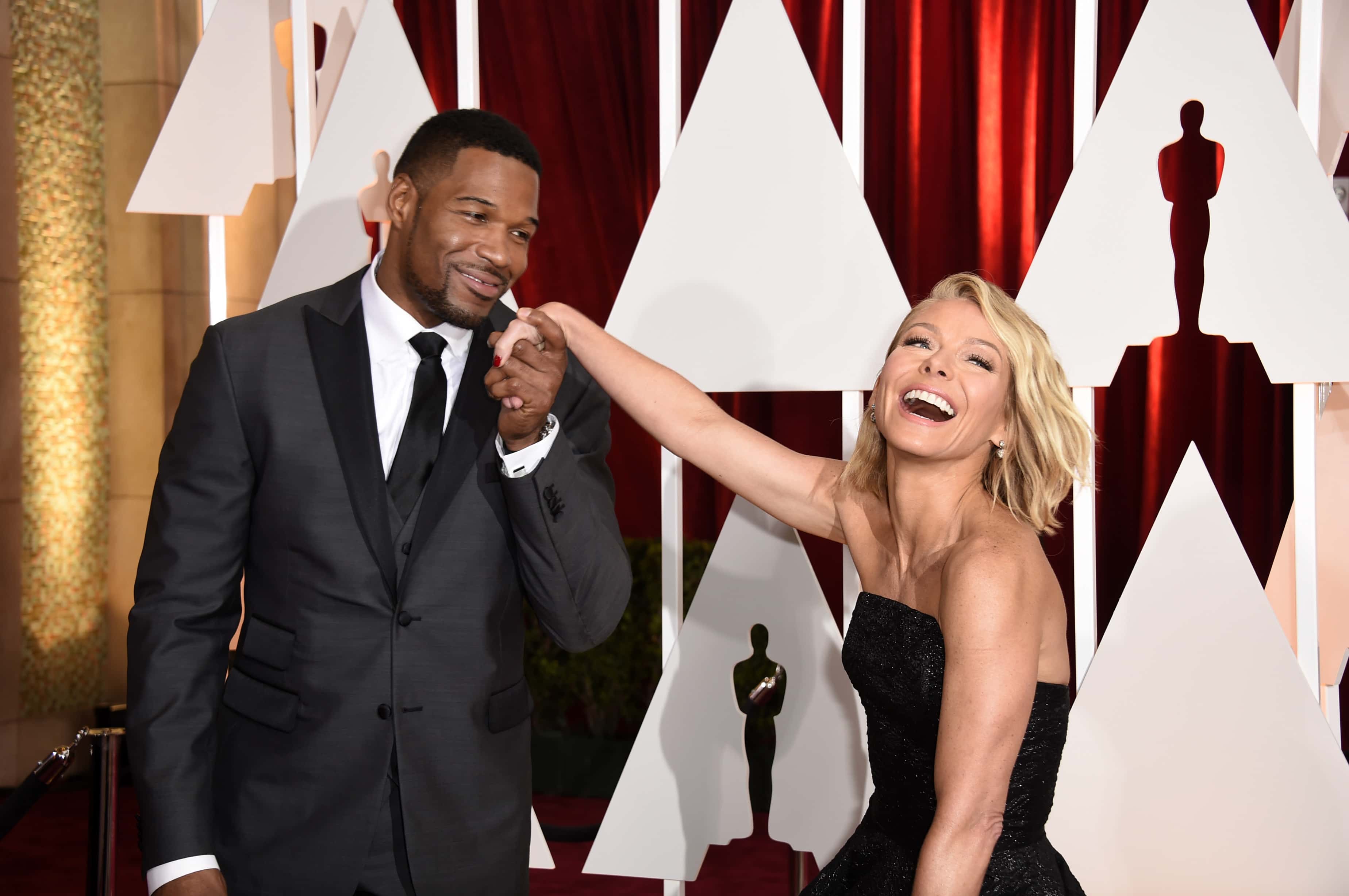 HOLLYWOOD, CA - FEBRUARY 22:  TV personalities Michael Strahan (L) and Kelly Ripa attend the 87th An