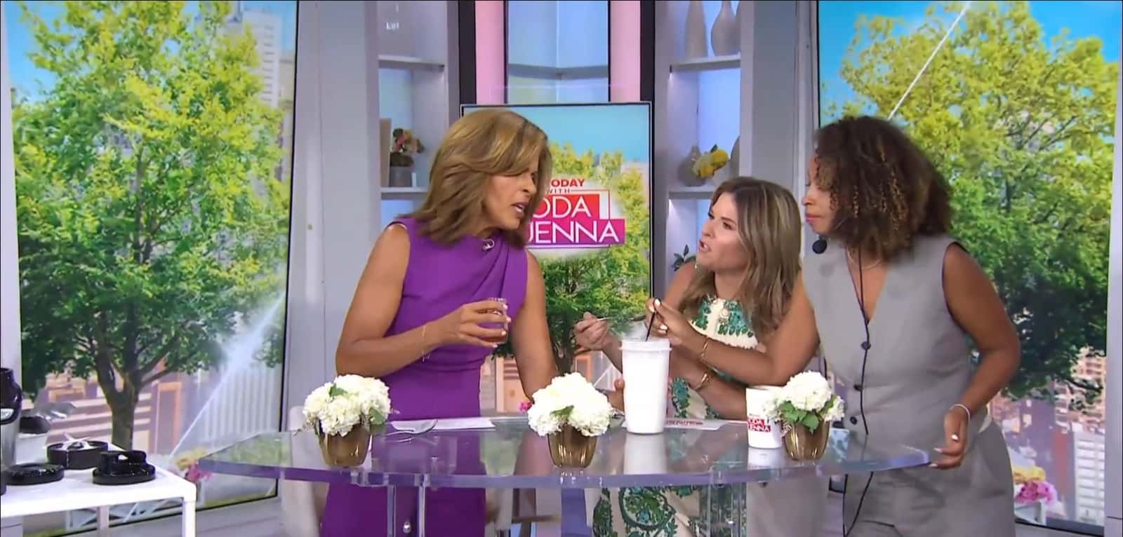 'Today' Hoda Kotb calls for show's producer for help after Jenna Bush Hager's rusty answer (@hodaandjenna/Twitter)
