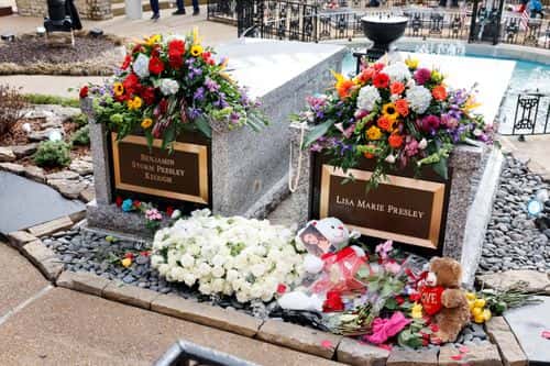 Oprah left white flowers for Lisa Marie at her tomb. (Getty Images)