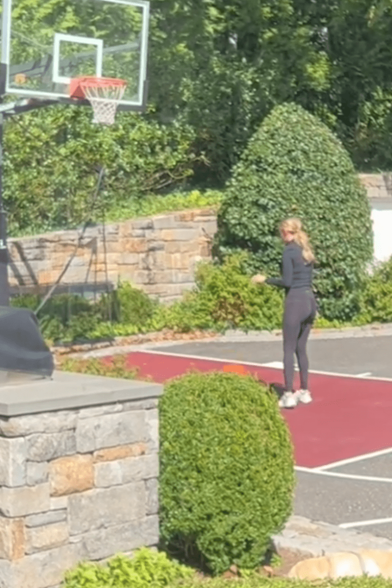 Megyn Kelly could net the ball in the third attempt prompting some reactions from her fans (@megynkelly/YouTube)