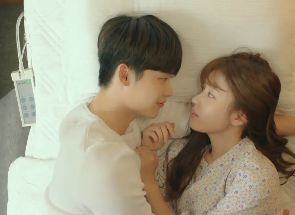 Lee Jong-suk as Kang Cheol and Han Hyo-joo as Oh Yeon-joo in 'W: Two Worlds' (Chorokbaem Media)