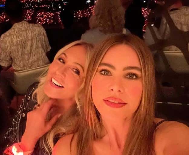 Sofia Vergara enjoying the concert with friends (Instagram/@sofiavergara)