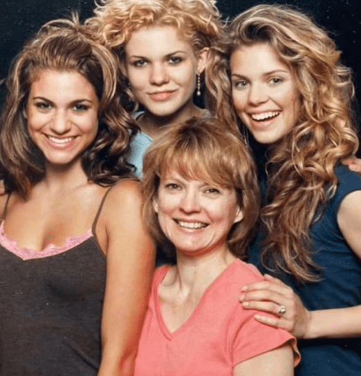 The McCord sisters with their mother (C) (AnnaLynn McCord/Instagram)