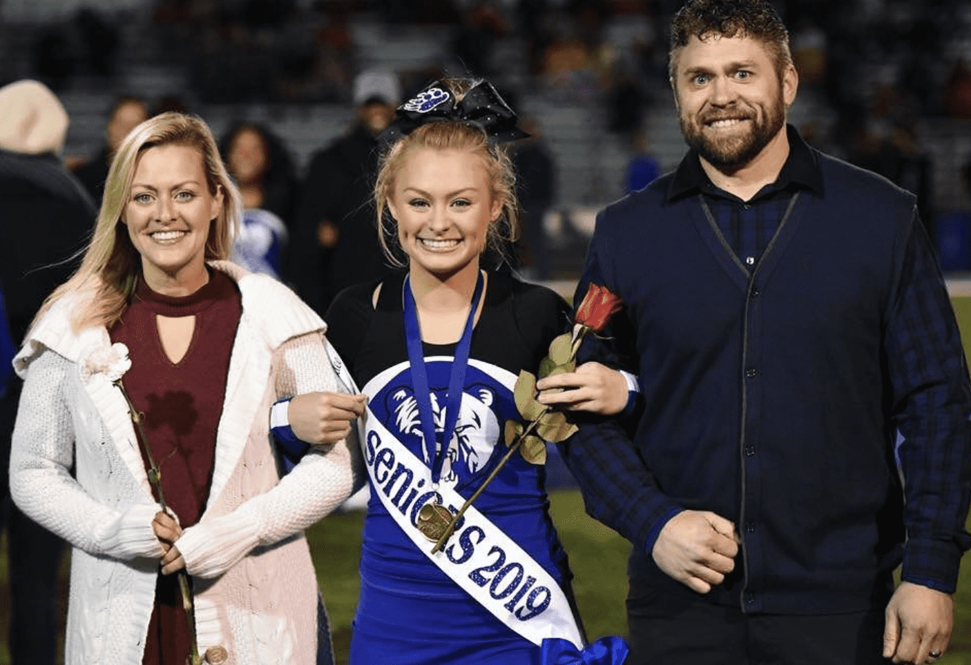 Cassadee Dunlap (M) with her mother Alisha Dunlap and father Ronald Dunlap. (Instagram/@cassadeedimples)