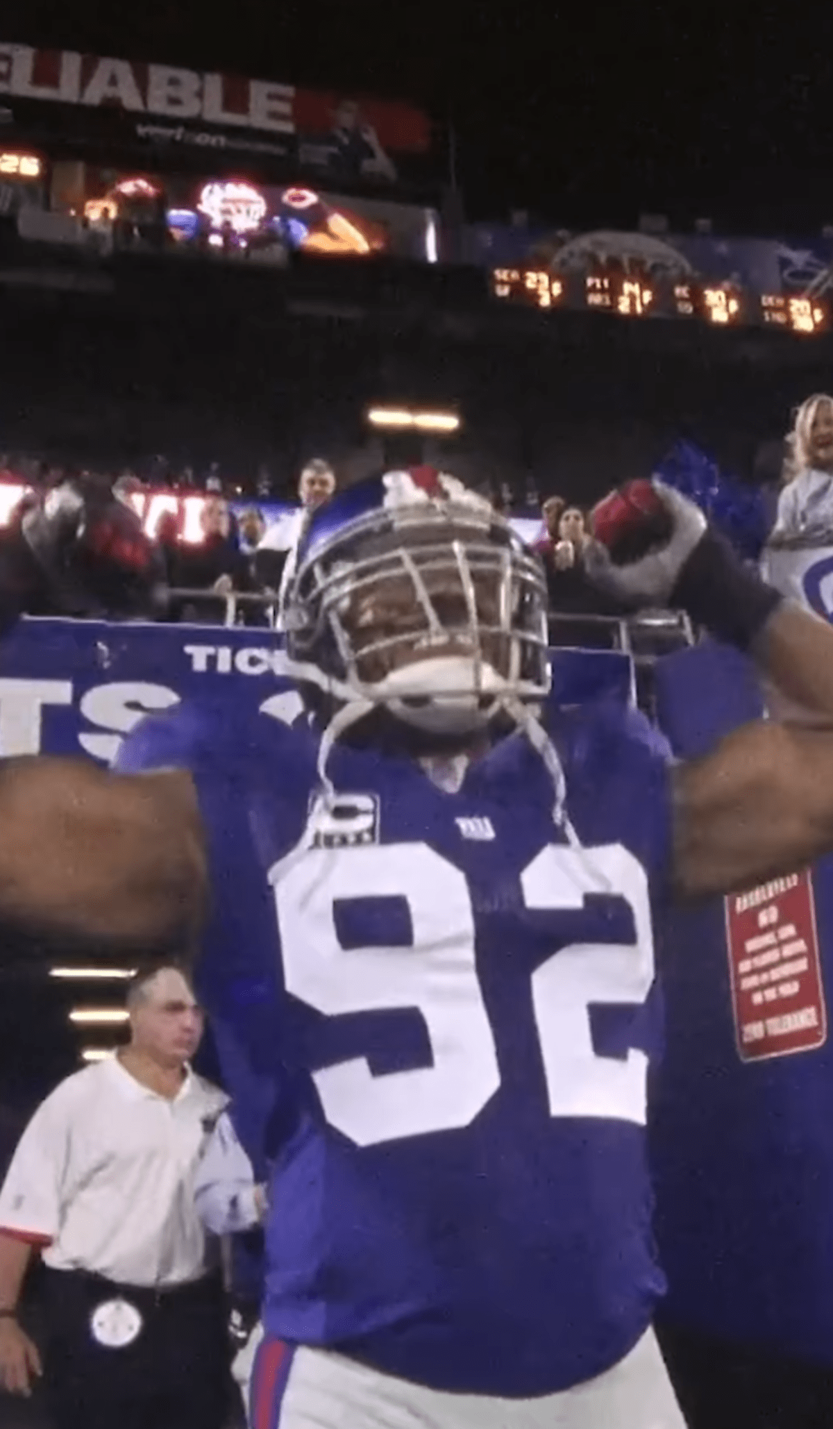 Michael Strahan looked extremely bulky during his NFL days (@michaelstrahan/Instagram)