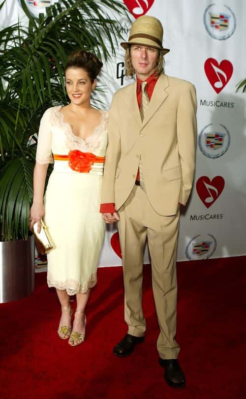 Musician Lisa Marie Presley and Michael Lockwood arrive at the MusiCares 2005 Person of the Year Tribute to Brian Wilson at the Palladium on February 11, 2005 in Hollywood, California.