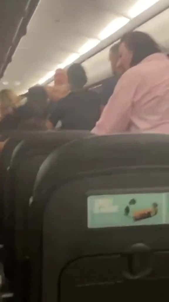Up to four members of crew intervened to restrain the unruly passenger. (Photo via @kelsolennox05/Tiktok)