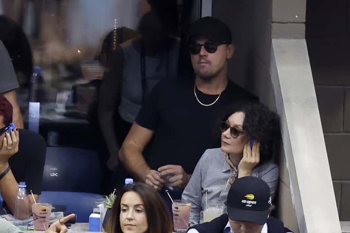 Leonardo DiCaprio and Sara Gilbert look on during the Men's Singles Final match between Novak Djokovic and Daniil Medvedev on September 10, 2023 in the Flushing neighborhood of the Queens borough of New York City. (Photo by Sarah Stier/Getty Images)