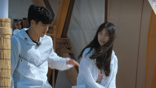 'Single's Inferno' Season 2 contestant talking with So E Jong (Netflix)