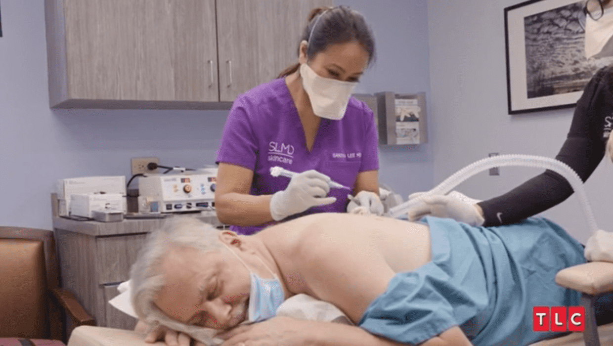 Dr Lee treating her patient, Stuart in 'Dr Pimple Popper' Season 8 (TLC)