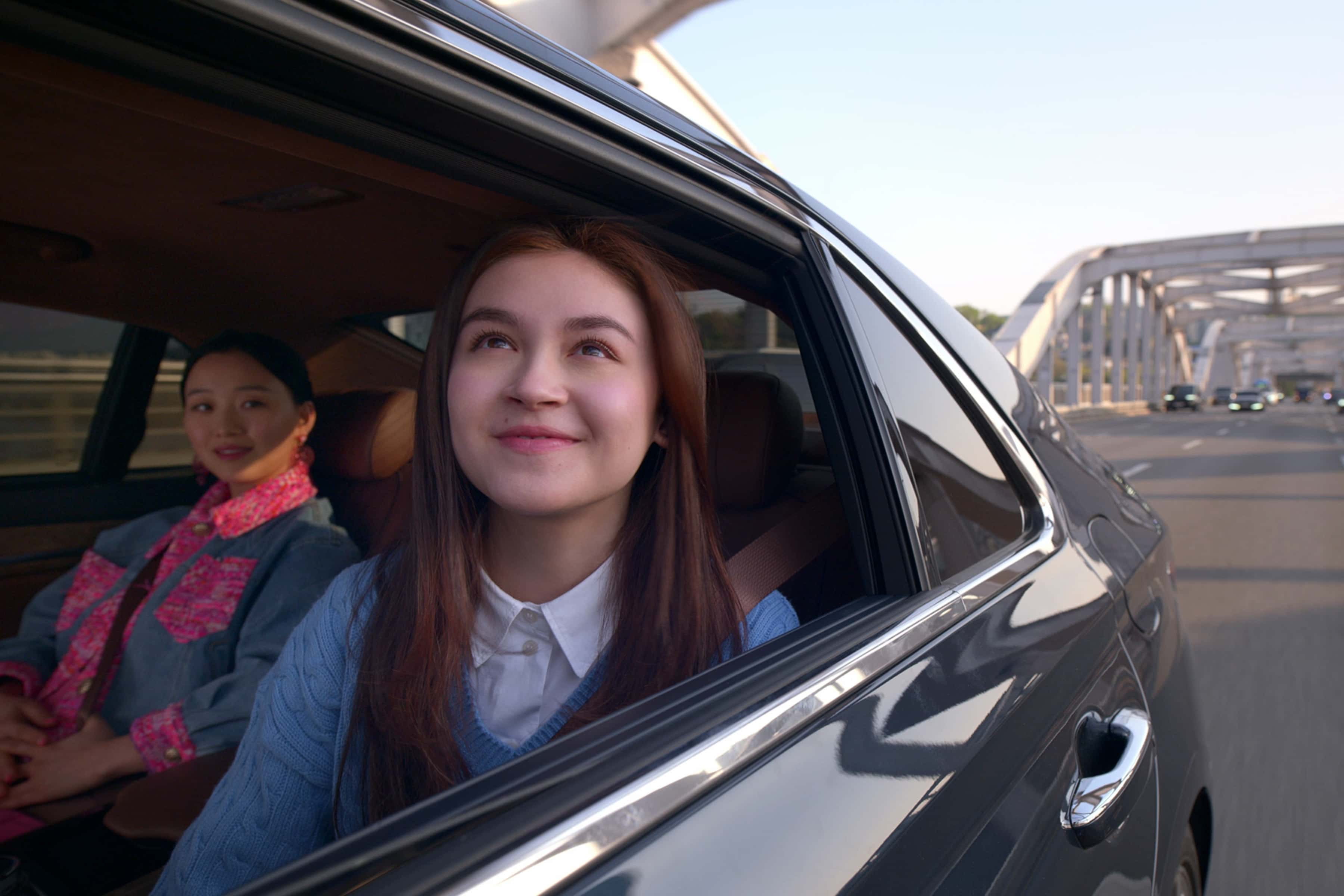 Gia Kim, Anna Cathcart in 'XO, Kitty' (Netflix)