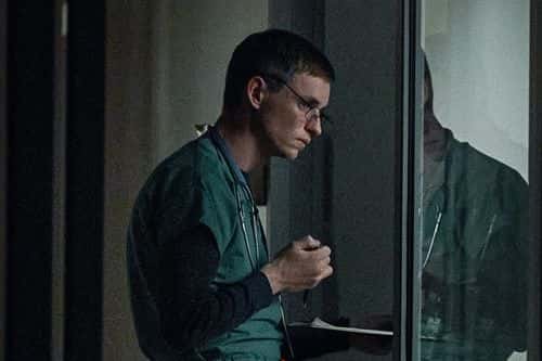 Eddie Redmayne in a still from 'The Good Nurse' (Netflix)