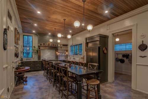 Despite maintaing its original character, the Victorian mansion is equipped with all modern amenities