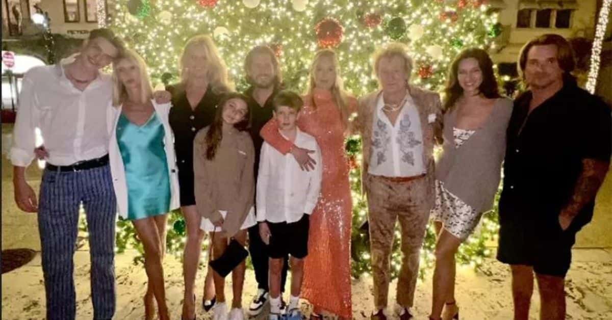 Rod Stewart with his eight children for Christmas. (Photo: Rod Stewart/Instagram)