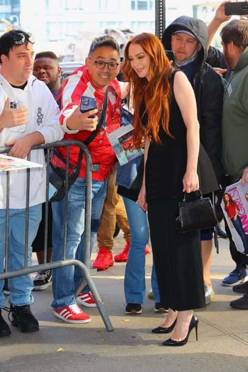 Lindsay Lohan seen interacting with fans (Backgrid)
