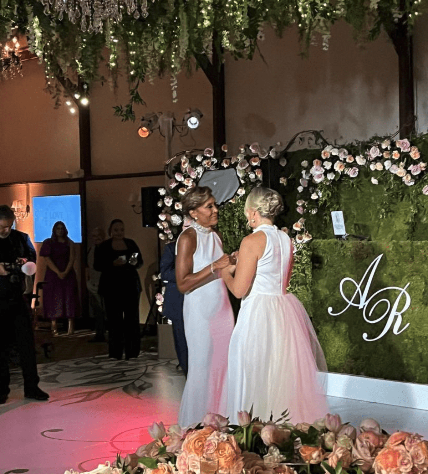 'GMA' Robin Roberts and Amber Laign danced at their wedding reception (@debrobertsabc/Instagram)
