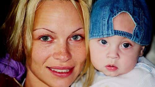 A still from 'Pamela, A Love Story' (Netflix)