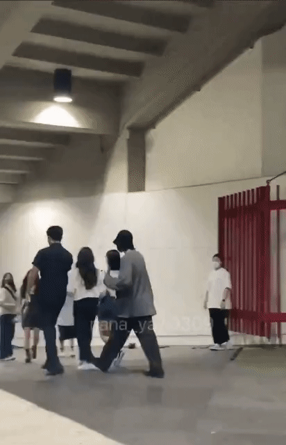 Fans spotted Jungkook skipping his way inside IU's 'The Golden Hour' concert venue (@nana_yayi0309/Twitter)