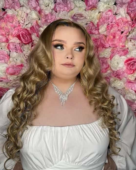 Despite being the same little girl, Alana is all grown up and set to turn 18 in lAugust 28 (alanathompson/Instagram)