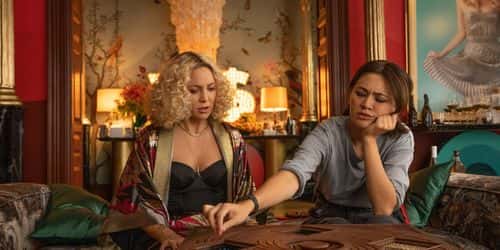 Kate Hudson as Birdie Jay and Jessica Henwick as Peg in 'Glass Onion: A Knives Out Story' (Netflix)