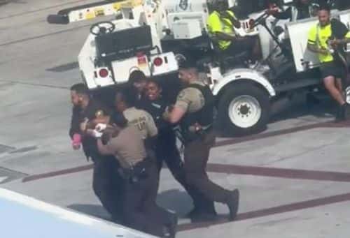 Police dragging off the woman ( TikTok/ Kiramore)