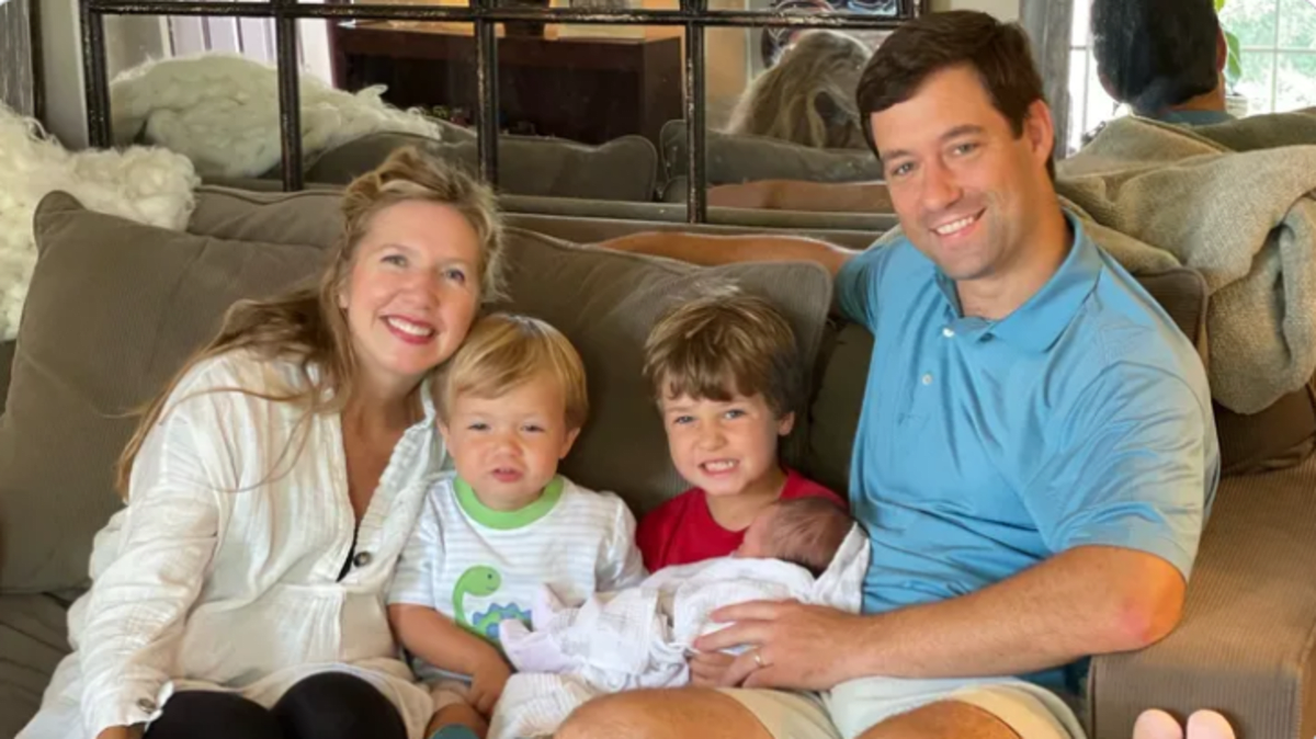 The deceased Christopher Wright (R) with his wife Acacia (L) and their three children (GoFundMe)