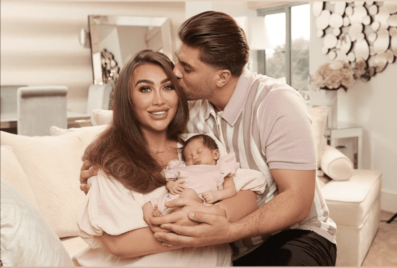 Lauren Goodger (L) announces the death of her baby daughter with Charles Drury (R) just 2 days after birth. (Photo: @laurengoodger/Instagram)