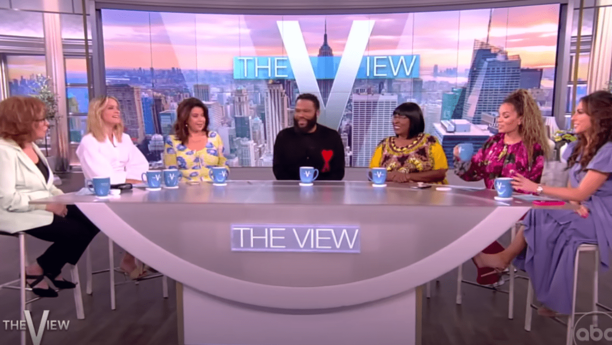 Anthony Anderson and his mother with 'The View' hosts on Friday morning (ABC) 