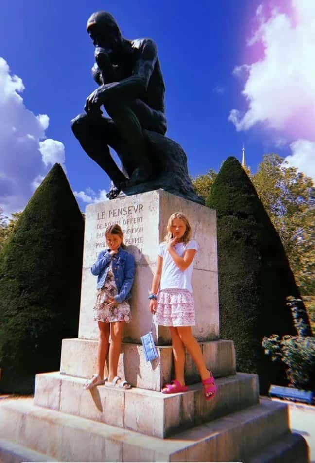 Mila and Poppy posing in front of 'The Thinker' statue (@jennabhager/Instagram)