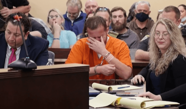 Mr. Watkins breaks down crying hearing his freedom after 22 years (@11Alive/Youtube)