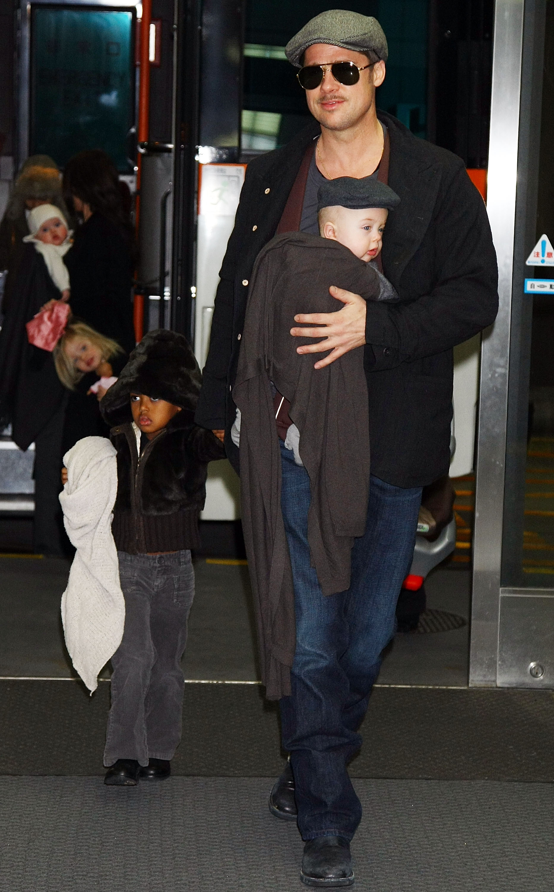 Actor Brad Pitt arrives at Narita International Airport with his children (L to R) Vivienne, Shiloh, Zahara and Knox on January 27, 2009 in Narita, Chiba, Japan. (Getty Images)