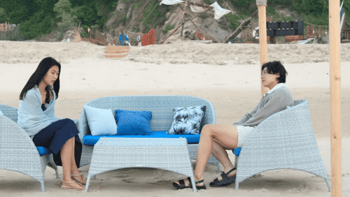 'Single's Inferno' Season 2 star Kim Jin-young talking with Lee Nadine (Netflix)