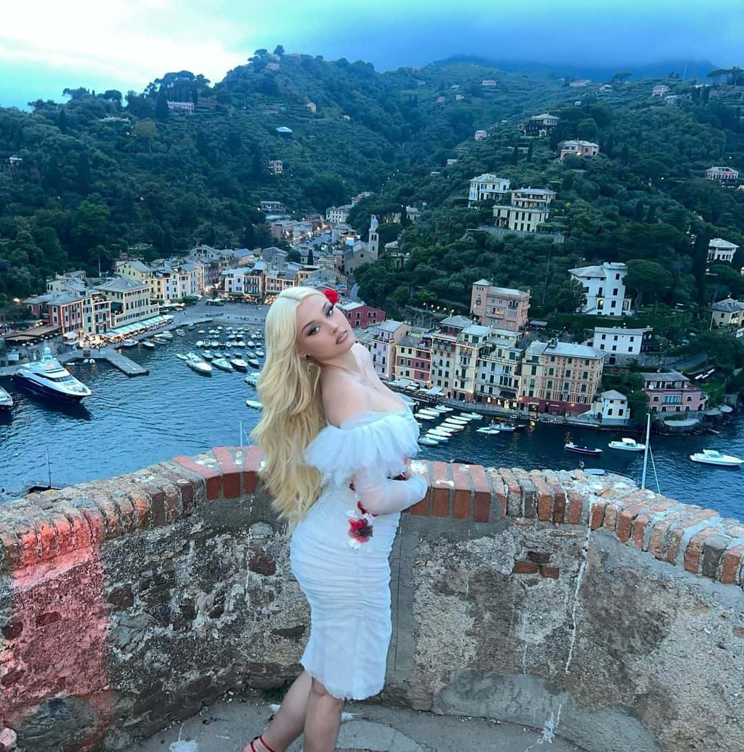 Alabama Barker reveals her weight fluctuates because of her 'thyroid problem' and 'autoimmune disease' (Instagram/alabamaluellabarker)