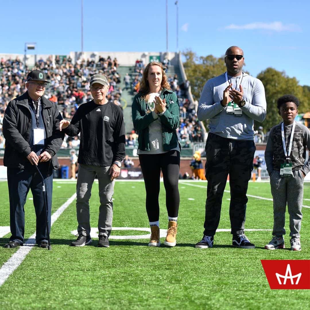 Brandon Hunter with his teammates and son (Instagram/@hunterathletes)